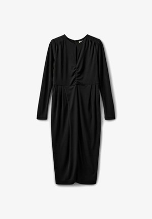 Fekete térdig érő ruha hosszú ujjakkal, a középső elülső részen ráncolt részlettel, valamint kerek nyakkivágással, amely kis kulcslyuk formájú nyílással rendelkezik.