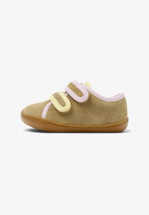 Chaussure en daim beige pour tout-petit, équipée de deux brides auto-agrippantes jaunes et roses, avec une semelle souple en caoutchouc marron, vue de profil.