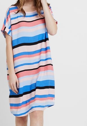 Gestreepte jurk van zachte, lichtgewicht stof. Heeft horizontale strepen in roze, blauw, zwart en lavendel. Losse pasvorm, korte mouwen en een ronde hals.