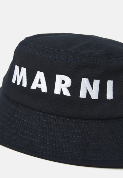 Marine bøttehatt laget av stoff, med kraftige hvite broderte bokstaver som staver "MARNI." Strukturert overflate med synlige sømdetaljer.