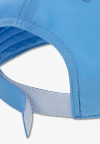 Μπλε καπέλο με λείο ύφασμα, κυρτή γείσο και ρυθμιζόμενο ανοιχτό μπλε λουράκι με κλείσιμο hook-and-loop. Ορατές ραφές.