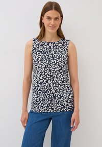 Top senza maniche di colore navy con una stampa leopardata bianca. Tessuto morbido, scollo rotondo e taglio rilassato. Abbinato a jeans in denim a gamba larga.