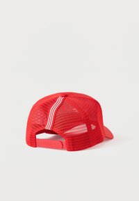 Κόκκινο καπέλο μπέιζμπολ με σχεδιασμό από δίχτυ, καμπυλωτό γείσο και τρεις λευκές ρίγες στο πίσω μέρος. Ρυθμιζόμενο λουράκι με λεπτομέρεια λογότυπου.