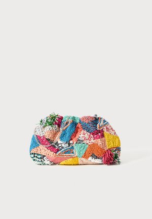 Borsa a pochette intrecciata colorata con vari motivi in rosa, blu, verde e giallo, arricchita da dettagli testurizzati e decorazioni.