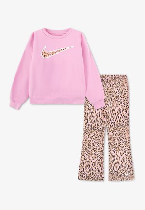Sweat-shirt rose à manches longues avec logo Nike imprimé léopard, assorti à un pantalon évasé imprimé léopard.