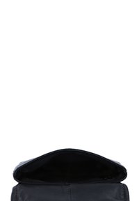 Černá kožená taška obdélníkového tvaru, hladkého povrchu a otevřeného vršku. Interiér je z tmavé látky, s minimálními detaily.