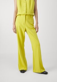 DKNY HIGH WAIST FLARE PANT - Kalhoty - citrine