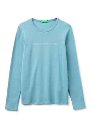 Jasnoniebieska bawełniana koszula z długim rękawem, okrągłym dekoltem i napisem "UNITED COLORS OF BENETTON" w kolorze białym na piersi.