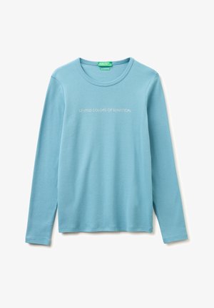 Jasnoniebieska bawełniana koszula z długim rękawem, okrągłym dekoltem i napisem "UNITED COLORS OF BENETTON" w kolorze białym na piersi.