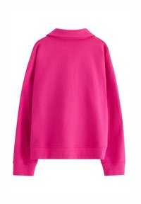 Lys pink langærmet sweatshirt med ribbet søm og manchetter, vist fra ryggen mod en hvid baggrund.