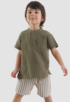Denokids, BEKLEIDUNG STRIPED MUSLIN SET - Shorts - khaki cff-y