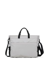 Borsa in tessuto grigia con doppio manico superiore, una tracolla regolabile e una tasca frontale. Texture liscia e design minimalista.