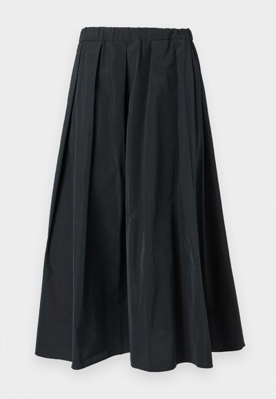 Μαύρο παντελόνι φαρδύ, με πιέτες και ελαστική μέση, κατασκευασμένο από ελαφρύ ύφασμα, κρεμασμένο σε απλό λευκό φόντο.