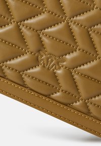 Pinko LOVE ONE CLASSIC - Torba čez telo - piantagione/antique gold-coloured