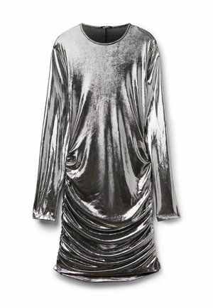 Metallisch silbernes Langarmkleid mit rundem Ausschnitt, gerafften Seitendetails und einer glatten, glänzenden Textur.