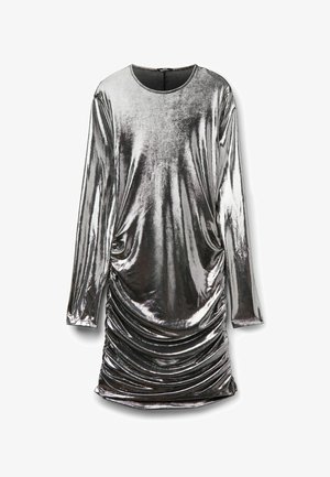 Metallisch silbernes Langarmkleid mit rundem Ausschnitt, gerafften Seitendetails und einer glatten, glänzenden Textur.