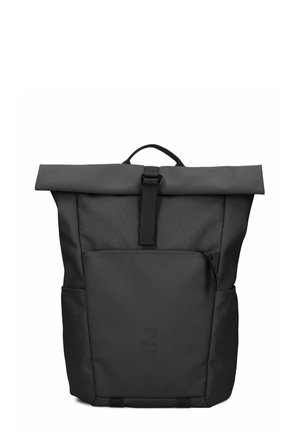 Sac à dos noir à rabat, avec un design structuré, fabriqué à partir de matériau résistant à l'eau, comprenant une poche avant et des poches en mesh sur les côtés.