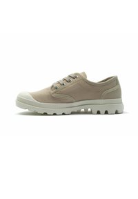 Beige Leinenschuhe mit abgerundeter Zehe, grauen Schnürsenkeln und einer strukturierten Gummisohle mit ausgeprägten Profilen für guten Halt.