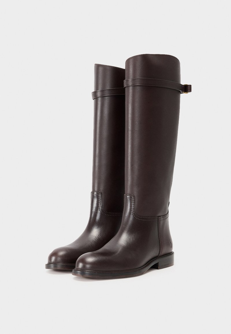 Ciemnobrązowe skórzane wysokie kozaki do kolan z detalami w postaci paska w górnej części, okrągłymi noskami i niskimi obcasami, pokazane obok siebie na białym tle.