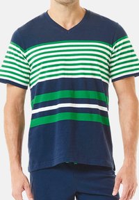 Camiseta de manga corta a rayas en azul marino, verde y blanco. Cuenta con un diseño de cuello en V y una textura de algodón suave.