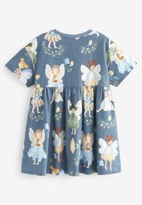 Modré bavlněné šaty s potiskem víl v různých barvách a květinovými akcenty. Krátké rukávy a nařasený pas pro rozšířenou siluetu.