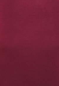 Roter Baumwollstoff mit glatter Textur und feinem Rippmuster. Keine zusätzlichen Details oder Akzente vorhanden.