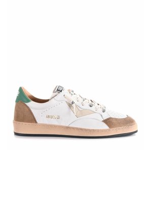 Sneaker basse in pelle bianca e suede con accenti beige e verde, punta testurizzata e suola in gomma nera. Presenta il logo e cuciture decorative.