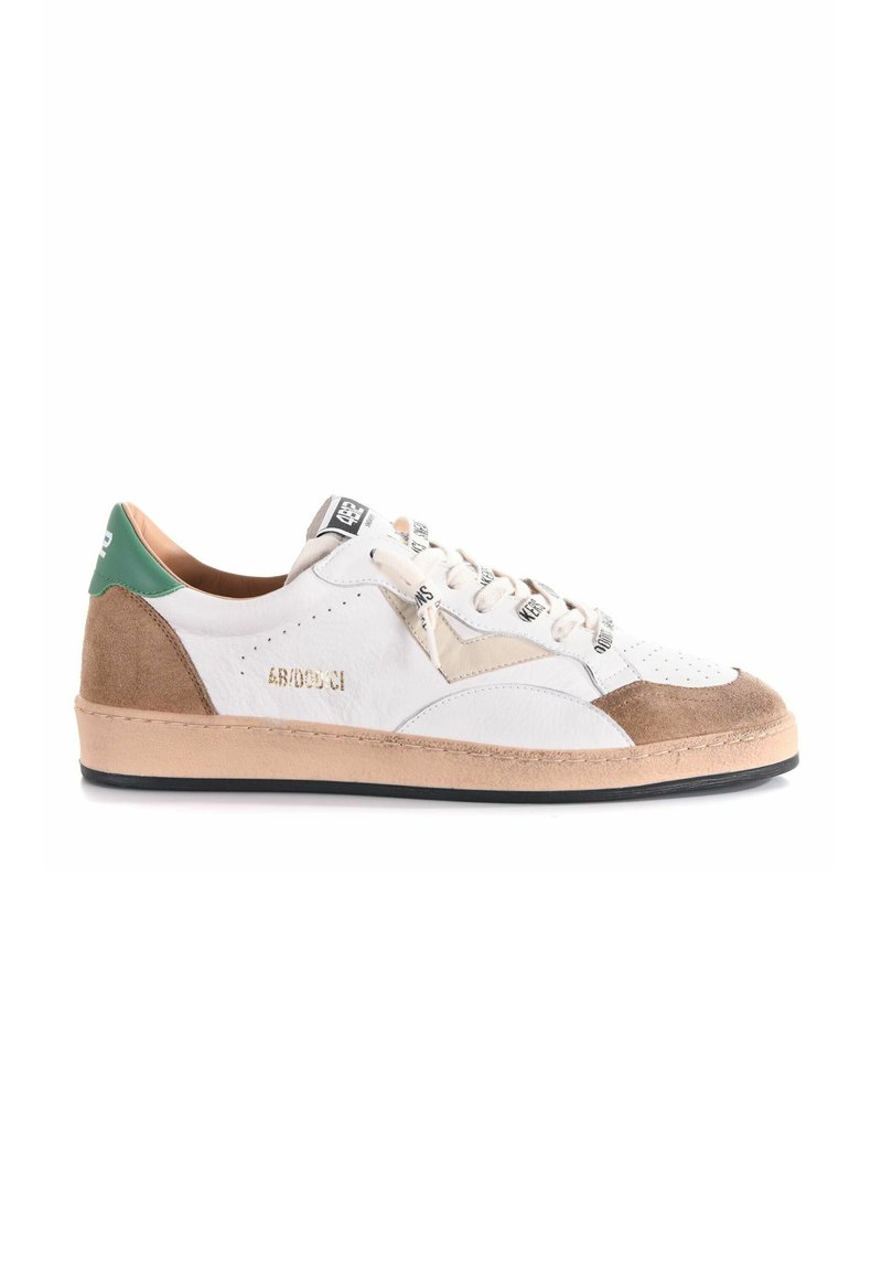 Sneaker basse in pelle bianca e suede con accenti beige e verde, punta testurizzata e suola in gomma nera. Presenta il logo e cuciture decorative.
