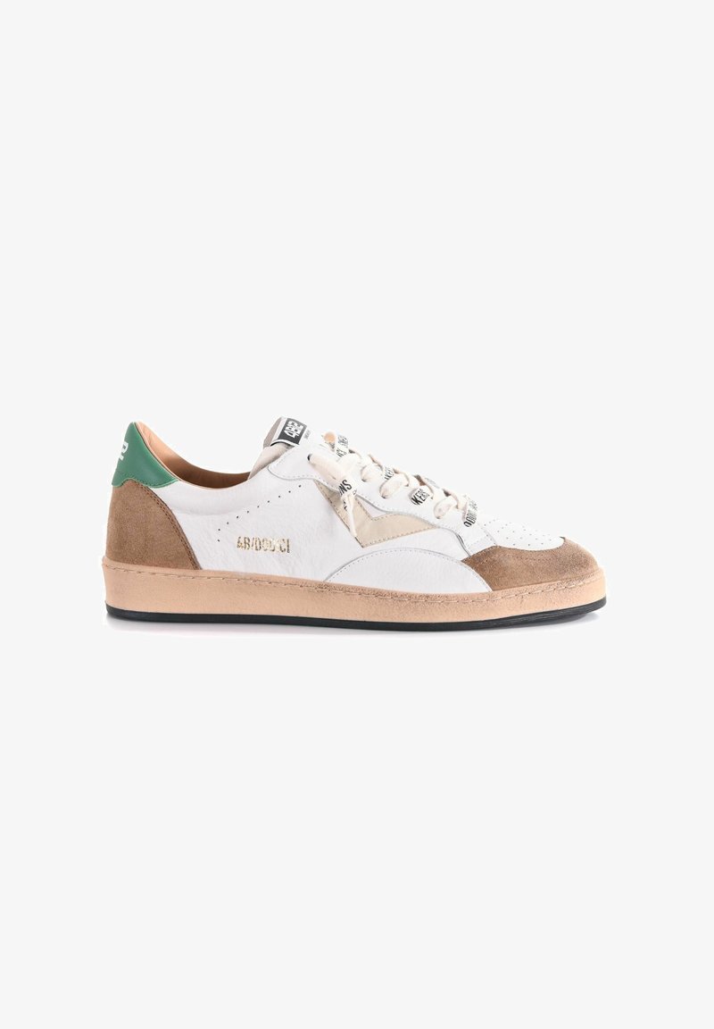 Sneaker basse in pelle bianca e suede con accenti beige e verde, punta testurizzata e suola in gomma nera. Presenta il logo e cuciture decorative.