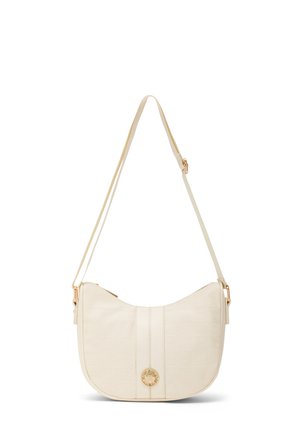 Borsa a tracolla color crema con forma curva, tracolla regolabile e un emblema rotondo dorato al centro davanti.