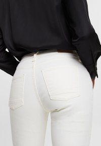 Esprit MEDIUM RISE - Liibuvad teksad - off white