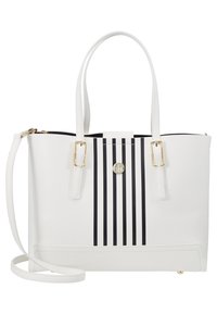 Sac à main blanc avec double poignée, bandoulière amovible et rayures noires verticales au centre avec un logo métallique rond.