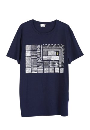T-shirt blu navy a maniche corte con motivo a quadrati astratti bianchi e piccolo testo giallo "QB 24" al centro davanti.