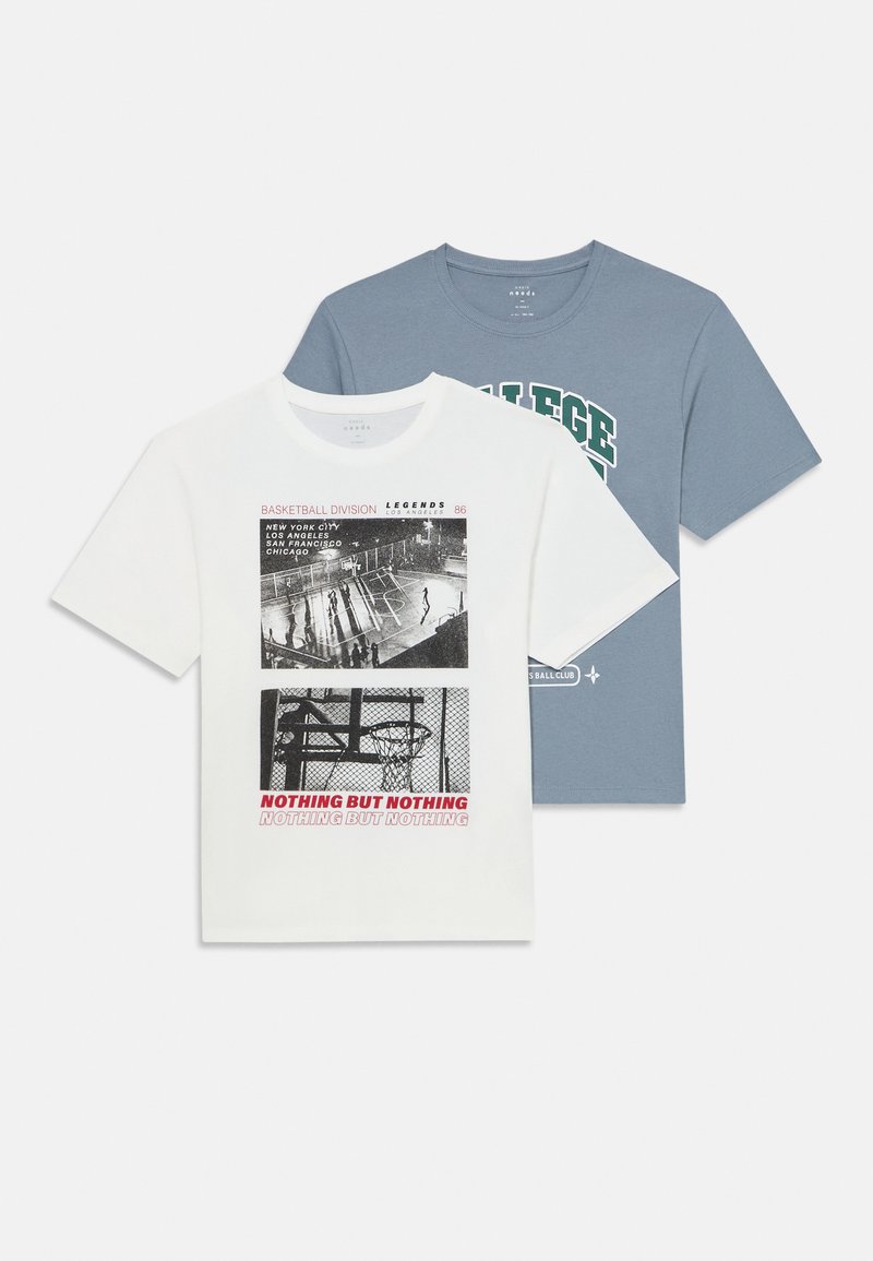 Divas locītas īsām piedurknēm crew neck t krekli; priekšpuse baltā krāsā ar melniem un sarkaniem basketbola laukuma grafikas elementiem un tekstu, aizmugurē pelēki zila krāsa ar zaļu "COLLEGE" tekstu.