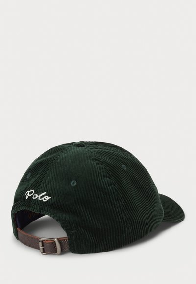Boné de veludo verde com aba curva, logo "Polo" bordado em branco e faixa ajustável em couro castanho na parte de trás.
