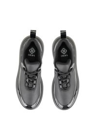 Schwarze Sportschuhe mit einer glatten, glänzenden Oberfläche, ausgestattet mit einer Schnürung und einer Zuglasche an der Ferse. Logo sichtbar im Inneren.