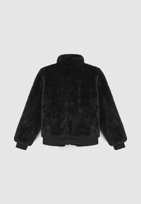 Giacca in pelliccia sintetica nera con alto colletto, polsini e vita a coste; superficie testurizzata; vestibilità casual e oversize.