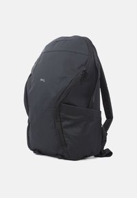 Zwarte rugzak met een strak ontwerp, gemaakt van duurzaam nylon. Beschikt over gevoerde schouderriemen, zijvakken en dubbele ritsen.