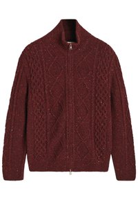 Suéter de punto en burdeos, con cuello alto y cierre completo. Patrón texturizado con diamantes y cables a lo largo de la tela.