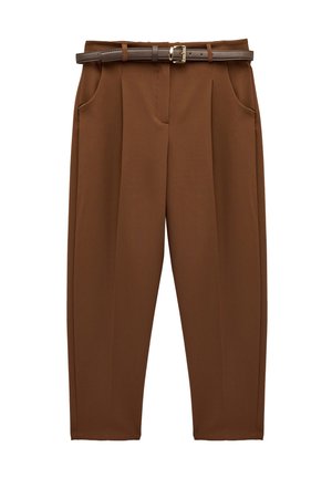 Brązowe, wysokim stanem, eleganckie spodnie z bocznymi kieszeniami i wąskim ciemnobrązowym paskiem z złotą klamrą.
