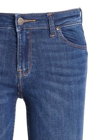 Mörkblå denimjeans med rak passform, som har dragkedja och knapp i midjan, samt kontrasterande orange sömmar på fickor och sömmar.