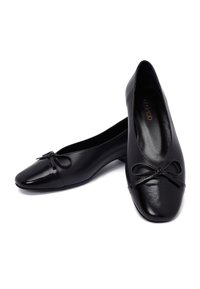 Scarpe flat in pelle nera con punta affusolata, dotate di un dettaglio a fiocco sul davanti e una finitura liscia. Design con tacco basso discreto.