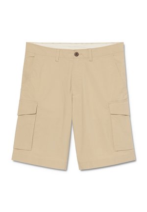 Beige cargoshorts met knoopsluiting, riemlussen, zijzakken en grote klepzakken op elke dij, plat gelegd op een witte achtergrond.