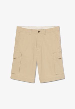 Beżowe szorty cargo z zapięciem na guzik, szlufkami na pasek, bocznymi kieszeniami oraz dużymi kieszeniami z klapkami na każdym udzie, ułożone płasko na białym tle.