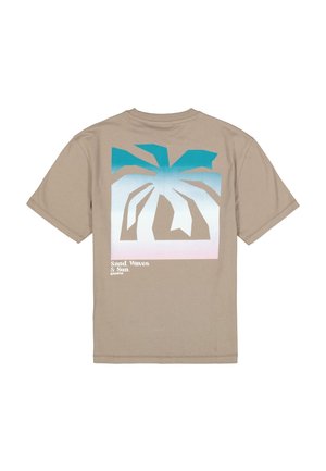 Camiseta de algodón beige con un gráfico de palmera en degradado de azul a blanco y texto "Arena, Olas y Sol" en blanco en la parte inferior.