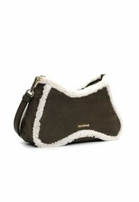 Borsa in suede marrone con trim in finta pelliccia crema, forma ondulata unica, tracolla removibile e accento in oro con logo sul lato.