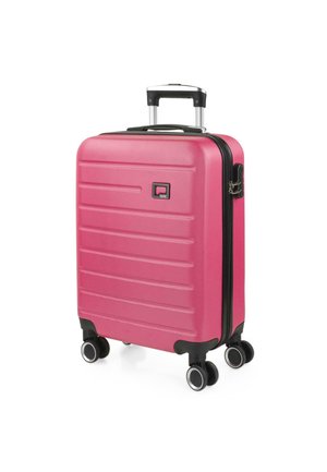 Maleta dura rosa con una superficie texturizada, ranuras horizontales, mango retráctil y cuatro ruedas multidireccionales para una fácil maniobrabilidad.
