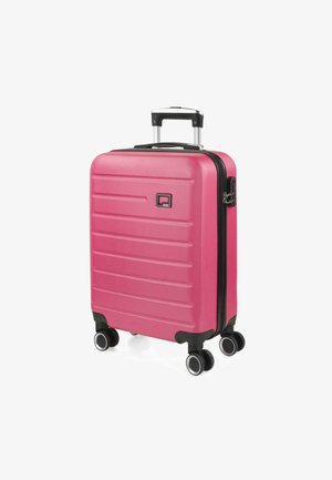 Maleta dura rosa con una superficie texturizada, ranuras horizontales, mango retráctil y cuatro ruedas multidireccionales para una fácil maniobrabilidad.