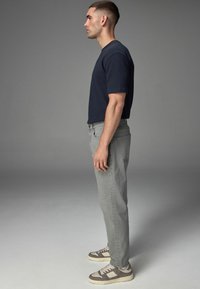Next VINTAGE - REGULAR FIT - Tiesaus kirpimo džinsai - grey light