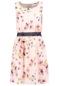 Robe rose claire sans manches avec un col rond, imprimé floral rose, violet et vert, et une ceinture décorative bleu foncé à la taille.